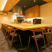 オシャレな店内に、職人の技を間近で体感できるカウンター席を用意。5.6メートルの一枚板カウンターは、奈良県吉野の檜を使用しています。心地良い天ぷらの音に料理の香りと、五感すべてを刺激してくれる空間です。