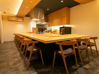 職人技を間近にできる、檜のカウンター