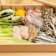 店主自ら仕入れに赴き、食材を厳選。全国各地より、その時最もおいしい産地の食材を取り揃えています。天ぷらから一品料理まで、さまざまな角度で旬を満喫できます。