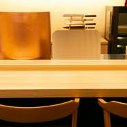 祇園四条駅から徒歩6分と、デートにも絶好のロケーション。落ち着いた雰囲気の中で、旬の天ぷら・一品料理を楽しみつつ乾杯。粋なデートを繰り広げてみませんか。