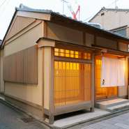 京都の有名料理旅館で料理長を務めた店主によるおもてなしは、日頃からお世話になっている方を迎えての接待にも最適です。上質な空間と料理で、大切なゲストをおもてなししてみませんか。