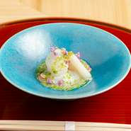 その時期の食材を使い、一品目から季節を感じさせる先付。写真はタコの湯引きに、シュガートマト、オクラのジュレを合わせた、さっぱりとした逸品。食材それぞれの持ち味をシンプルに掛け合わせています。
