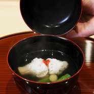 厳選された鰹と昆布を使い、時間をかけてじっくりと旨味を抽出した一番だしと、季節の食材と味わうお吸い物。写真は、京都の夏の風物詩である鱧を使用。骨が口にあたらないように、捌き方から気を配っています。