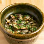 旬の食材と共に、ふっくらと炊き上げた土鍋ご飯。写真は鮎を使用した土鍋ご飯。食材それぞれの個性や旨みが、お米と見事に絡み合っています。