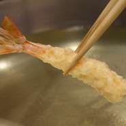 海の幸や山の幸を使った天ぷら。軽い口当たりを追い求め、厳選された薄力粉や、大豆100％の油を使用。重さを感じず、最後までおいしく楽しめます。季節の天ぷらは、コース内で約10種提供されます。