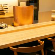 より快適に食事を楽しめる空間を追求。シンプルで洗練された店内に、料理の存在を間近にできるカウンター席など、食事だけに集中できるような環境づくりも大切にしています。