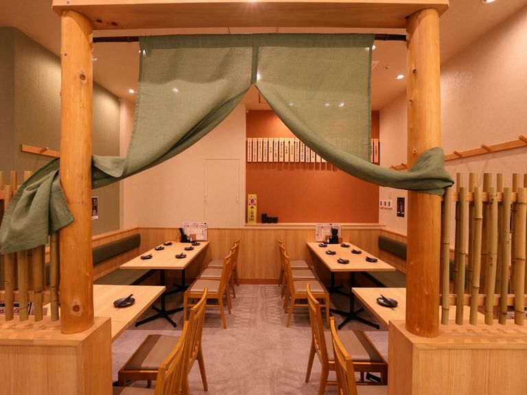竹の装飾が映える、オシャレで和やかな居心地のよい店内