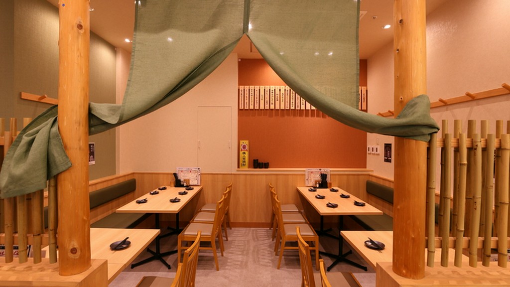 竹の装飾が映える、オシャレで和やかな居心地のよい店内