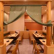 店内は竹の装飾が施されており、和の雰囲気が漂うオシャレなつくり。カウンター席や個室もあり、ゆったりとした空間でリラックスしながら食事を楽しむことができます。特別なひとときを過ごせる、心地よいお店です。