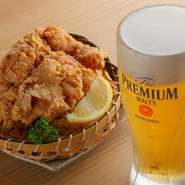 日本酒、ビール、カクテル、焼酎など、多彩な飲み放題メニュー。焼き鳥にぴったりのお酒が用意されています。質の高い鳥肉料理と相性抜群のお酒で、贅沢なひとときを過ごしませんか。