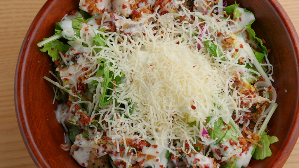 野菜たっぷり！ヘルシーで、彩り鮮やかな『鳥王サラダ』