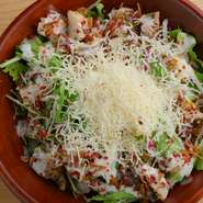 5種類のハーブを使ったハーブチキンとアボカドが加わり、栄養バランスも抜群です。さらに、ゲストの目の前で新鮮な生乳を使ったグラナパダーノチーズを削ってくれるサービスがあり、視覚と味覚の両方で楽しめます。