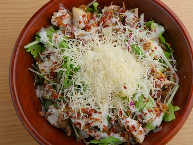 野菜たっぷり！ヘルシーで、彩り鮮やかな『鳥王サラダ』