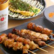 国産若鳥を使用し、一本一本丁寧に手打ちで仕込んだ看板メニュー。肉の味をしっかり感じられる逸品で、塩ダレと味噌ダレの2種類から選べます。すべての串に辛味噌が添えられ、独特の風味が加わります。