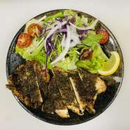 いろいろなハーブをミックスしてオーブンで焼いたチキンを楽しめる定食。油を使わずに焼いているため、とてもヘルシーです。ハーブの香りが食欲をそそり、一口食べるごとにその豊かな風味が広がります。
小鉢付き