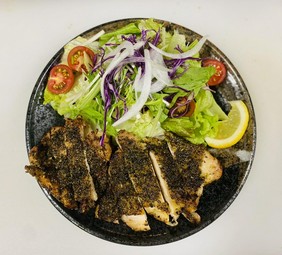 ハーブの香り豊かな『サラダたっぷり国産若鳥のグリルチキン定食』