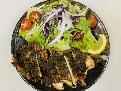 ハーブの香り豊かな『サラダたっぷり国産若鳥のグリルチキン定食』