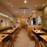 店内はリラックスできるムードで、居心地のよさが自慢のお店。特に、野菜がたっぷり入った『鳥王サラダ』をはじめとするヘルシーな料理が豊富に揃っているのがうれしいところです。