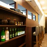 木の扉をあけると、まるで韓国旅行に来たかのような感覚に。韓国をイメージした色味のインテリアが、落ち着いた佇まいを醸し出しています。お一人様でも友人同士でも気軽に利用できる、穏やかな空気感が魅力です。