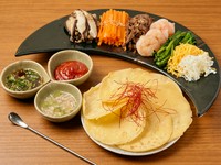 数種類のナムルをピン（小麦粉の皮）に包んで食べるヘルシーなのに満腹感のある一品！