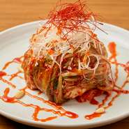 鮪・海老・蛸の魚介と季節のフルーツを包んだキムチ。ピリ辛のキムチがアクセントとなり、中に入っている魚介とフルーツの甘さが絶妙な組み合わせです。