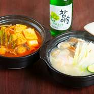肉と季節野菜を旨辛いスープで煮込んだ韓国定番の赤辛鍋『赤チゲ』。魚介と季節野菜を使用したさっぱりながらコク深い『白チゲ』。どちらも、韓国に伝わる伝統的な味わいを堪能できます。
