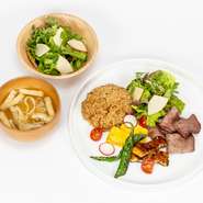 国産鰻の蒲焼き、ジューシーな牛タン、和牛の旨みを一皿で満喫できます。サラダとご飯付きで、バランスの取れた食事を実現。コストパフォーマンス抜群のこのプレートは、豊かな味わいと満足感が評判です。