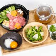 牛すき焼き鍋・サラダ・薬味2種・やどきのだし