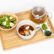 牛タンシチュー・サラダ・薬味2種・やどきのだし