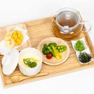 季節の天ぷら・季節の煮物・茶碗蒸し・薬味2種・やどきのだし
