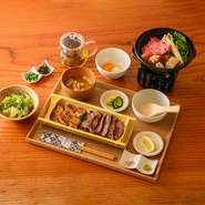 国産鰻の豊かな風味を味わえる蒲焼きとじっくり炭火で焼き上げた牛タンのセットです。旨みと香ばしさを味わった後の〆、絶品だし茶漬け。異なる素材の魅力が融合した、絶妙な味わいのハーモニーが楽しめます。
