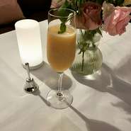 女性のお一人様でも気軽に利用できるカウンター席や個室を完備。フレンドリーな女性店主が出迎えてくれ、リラックスして過ごせる雰囲気です。特別なアフタヌーンティーメニューや軽食メニューも充実しています。