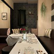 完全個室があり、プライバシーを確保しながらデートやビジネスミーティング、家族の集まりなど、さまざまなシーンで利用できます。事前予約で確実に個室を利用でき、特別な日をさらに特別なものに。