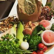 旬の食材を活かした料理の数々をご案内します。北海道をはじめ全国各地から取り寄せた旬な食材を使用したコースをお楽しみください。