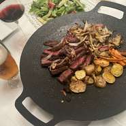 絶品の和牛ステーキと赤ワインのマリアージュを堪能してください。ジューシーな肉と豊かな香りの赤ワインで至福のひとときを。もちろん生ビールでの組み合わせもベリーグッド！