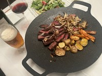 絶品の和牛ステーキと赤ワインのマリアージュを堪能してください。ジューシーな肉と豊かな香りの赤ワインで至福のひとときを。もちろん生ビールでの組み合わせもベリーグッド！