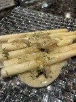 太くてほんのりとした甘さと苦味が絶妙なバランスを誇る北海道産のホワイトアスパラ。
濃厚なマッシュルームソースとの相性もピッタリ！
さらに美味しくいただけます。