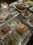 色々な手作りおつまみのコースで、スープや前菜、一口サイズの料理やデザート1２品をお楽しみいただけます。何が出るかはその日のお楽しみ。
※食材により品数が変動する場合がございます。