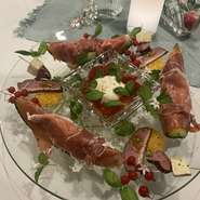 新鮮な食材を使用した絵画のようなアミューズプレートです。色とりどりの前菜が食欲をそそり、見た目も楽しめる一皿をご提供します。つい写真に撮ってSNSに発信したくなること間違いなし！