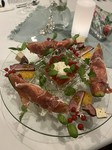 新鮮な食材を使用した絵画のようなアミューズプレートです。色とりどりの前菜が食欲をそそり、見た目も楽しめる一皿をご提供します。つい写真に撮ってSNSに発信したくなること間違いなし！