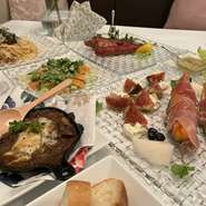 北海道や広島県など日本各地の生産者から直送された厳選食材を使用した全12品のコース。アミューズやサラダなど一つ一つの料理にこだわりが詰まっており、ワインやノンアルコールドリンクとのペアリングも可能です。