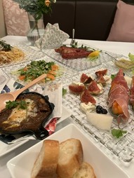 厳選食材とペアリング『看板メニューのアミューズやこだわりのサラダなど厳選食材を使ったコース全12品』