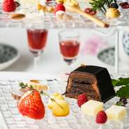 本場直送の選りすぐりの紅茶や中国茶、厳選豆の挽き立てコーヒー、オーガニックフレッシュハーブのハーブティーなどの飲み放題が付いている英国本場仕込みのアフタヌーンティー。ワインが付いたプランもあります。