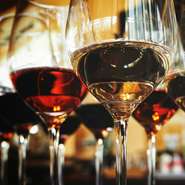 本日のワインを赤・白・泡・オレンジ・ロゼとご案内致しております。
世界をまたにかけた当店のソムリエが、国内や世界各国からお取り寄せした極上のワインをご堪能いただけます。

