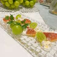 最高品質のメロンとシャインマスカット、そして当店で大好評のジビエ肉を贅沢に味わえる特別コースをご用意しました。
　さらに、デザートにはメロンとシャンパーニュを使った大人のための至極のクリームソーダをお楽しみいただけます。極上の素材と洗練された味わいが融合したこのコースで、特別なひとときをお過ごしください。