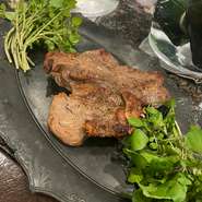 希少な道産旭高砂牛を使用し高温でしっかり焼き上げるニューヨークスタイル。付け合わせにはクリームスピナッチやマッシュポテト、本格シーフードプレートも用意されています。〆の発酵玄米ガーリックライスも絶品。