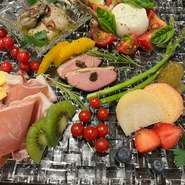 北海道や広島県をはじめとする日本各地の信頼できる生産者から産地直送。何十年もの間、実際に畑や漁場を訪れ、生産者との交流を重ねてきたため、市場に出回らない希少な食材も多数取り揃えられています。