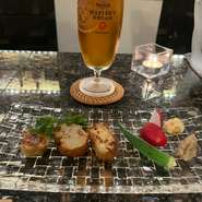 「Luxeでくつろぎのひとときを」をテーマに、ゲストの要望に合わせて、その日最高級の料理とワインを提供。メニューは日替わりで、ゆったりとしたくつろぎのひとときを演出してくれます。