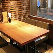 温かな印象の間接照明があり、宴会や合コン、デート等にも最適な店内です。