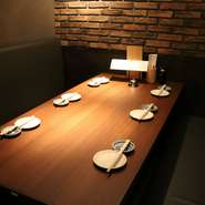 完全個室はございませんが、4～6名様用の半個室ボックスソファー席もございます◎